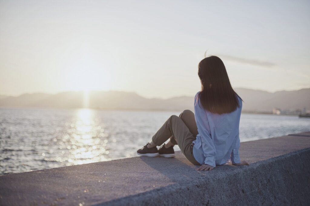 海辺で自分を見つけ直す女性