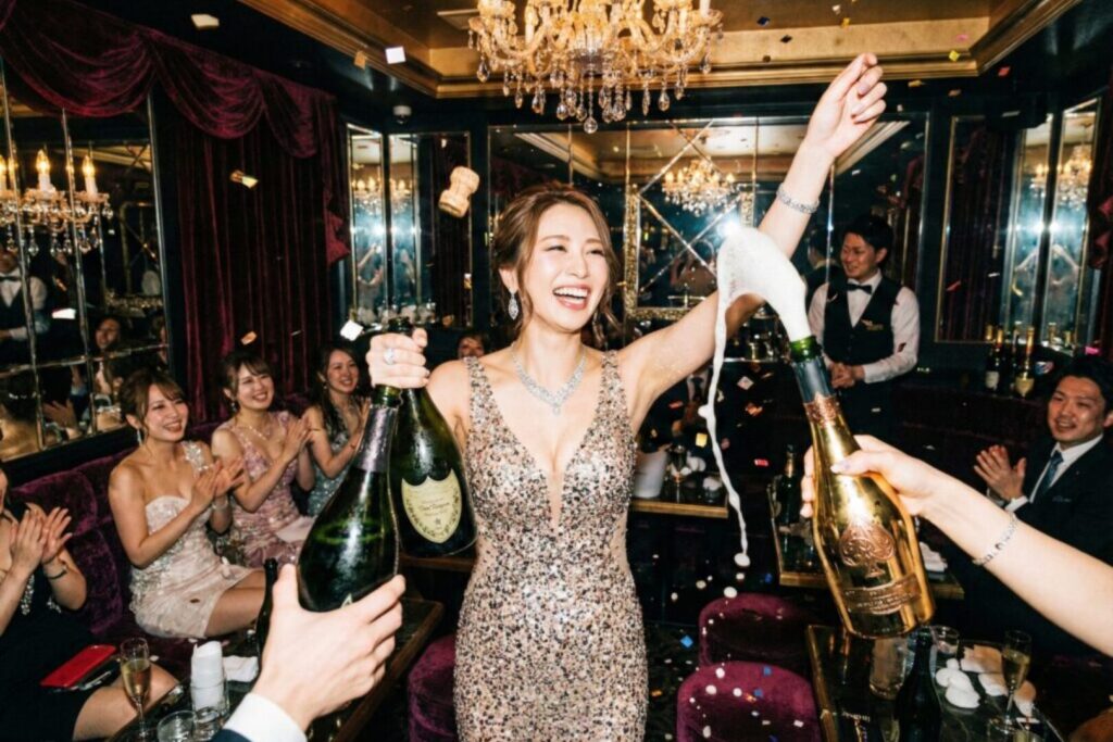 シャンパンを飲むキャバ嬢